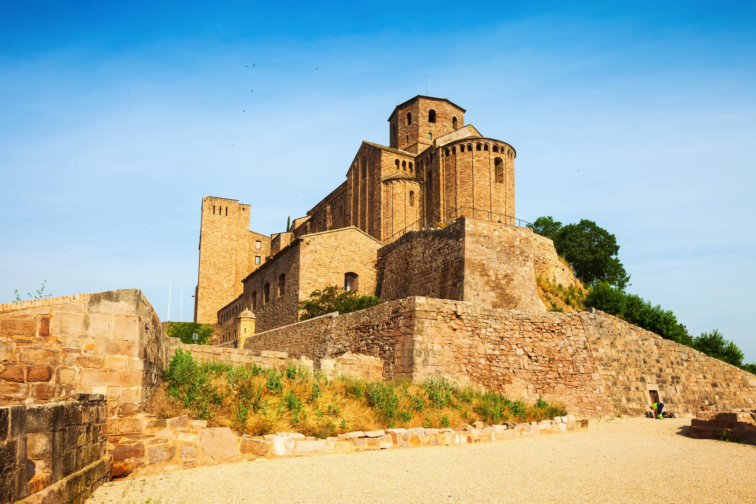 castle-cardona-sunny-day (1)