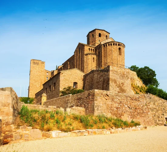 castle-cardona-sunny-day (1)